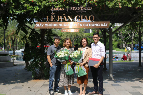 an-gia-chinh-thuc-ban-giao-so-hong-nha-pho-the-standard-binh-duong-cho-cu-dan (1)