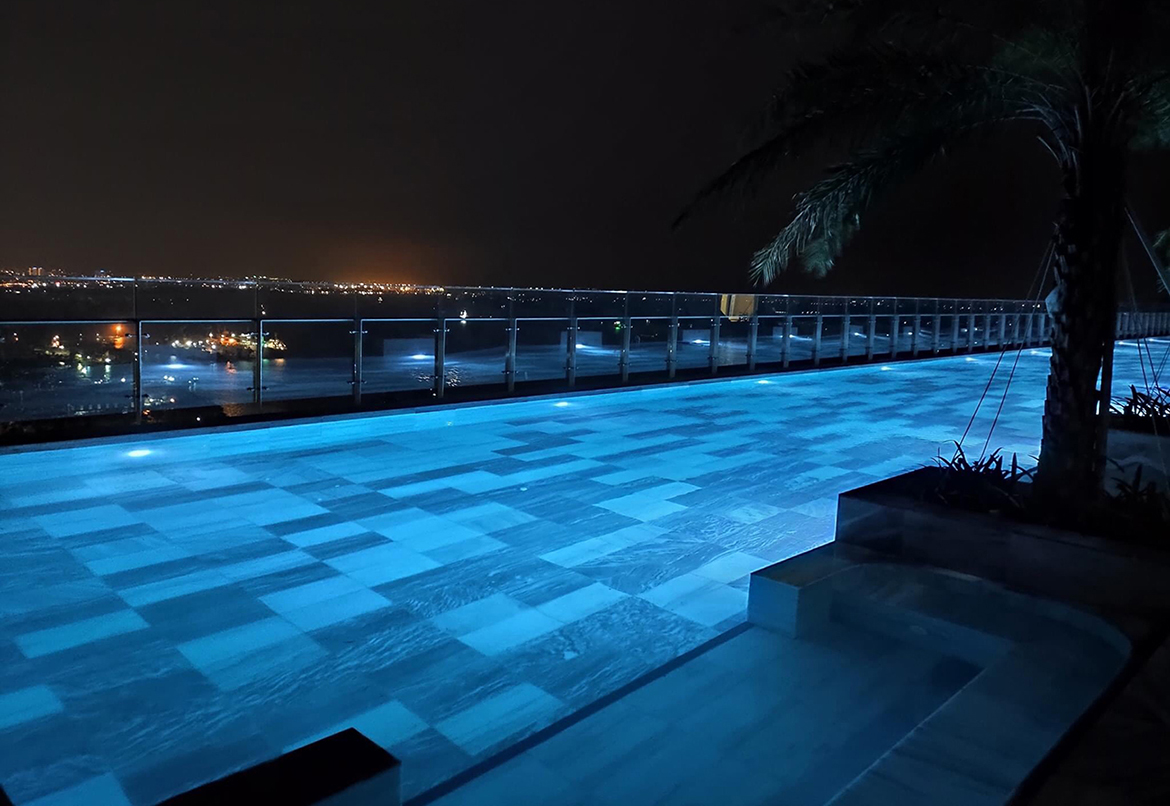 Hình ảnh thực tế hồ bơi vô cực tầng 35 dự án căn hộ chung cư River Panorama Quận 7 đường Hoàng Quốc Việt chủ đầu tư An Gia Hình ảnh thực tế dự án căn hộ chung cư River Panorama Quận 7 đường Hoàng Quốc Việt chủ đầu tư An Gia