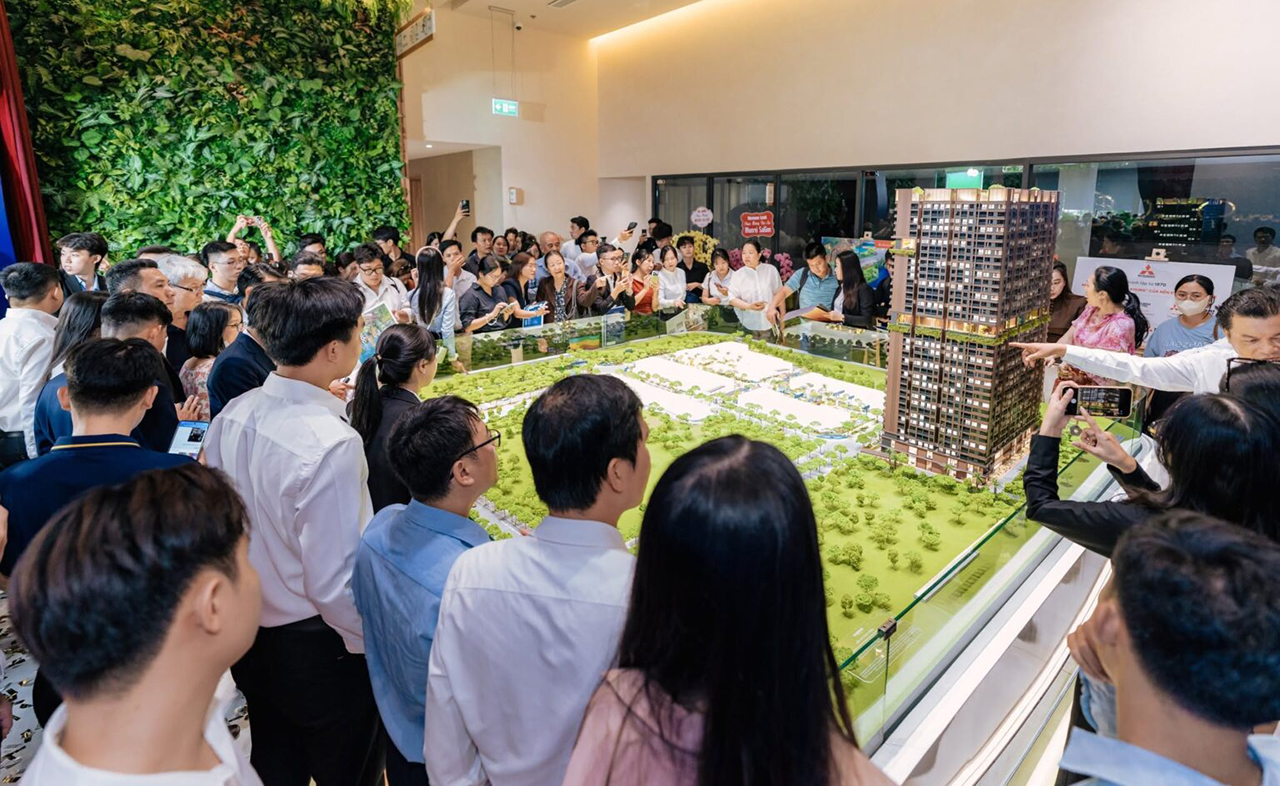 Đông đảo khách hàng đến tham quan nhà mẫu căn hộ Monrei Saigon Nha Mau Can Ho Chung Cu Du An Monrei Saigon